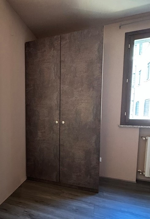 Armadio 2 vani con anta singola in finitura Ruggine